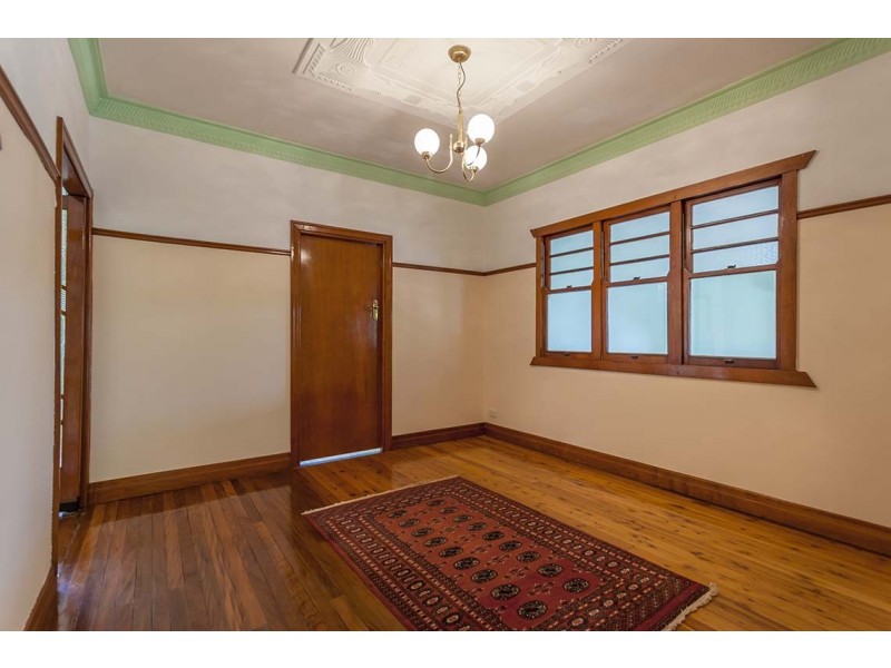 5 Collins Street, Mount Lofty QLD 4350