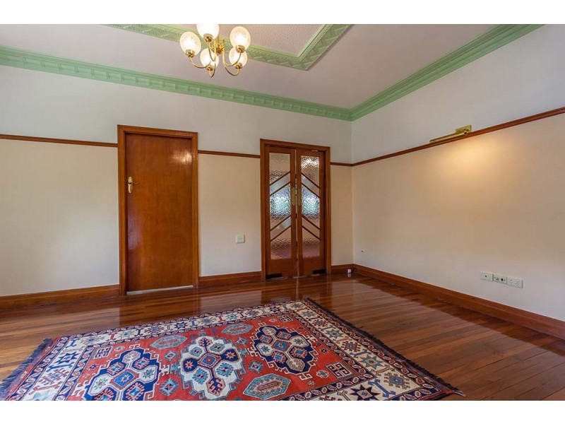 5 Collins Street, Mount Lofty QLD 4350