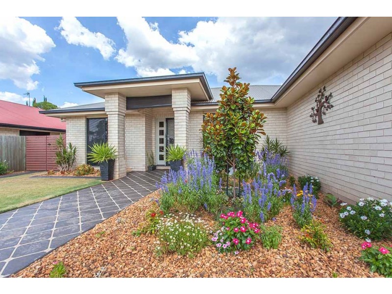18 Hinchliffe Drive, Kearneys Spring QLD 4350