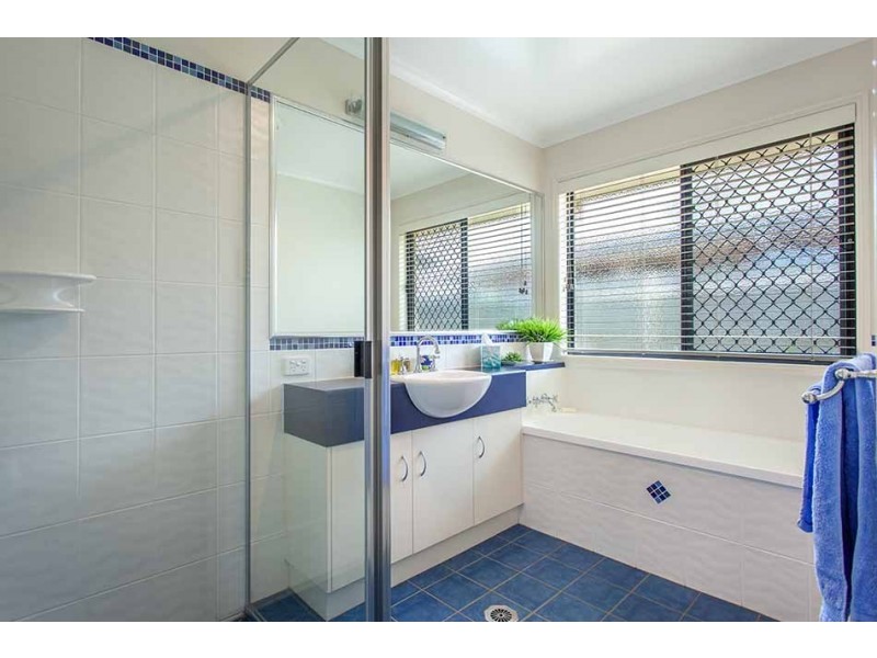 18 Hinchliffe Drive, Kearneys Spring QLD 4350