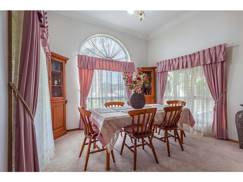 11 Windemere Terrace, Mount Lofty QLD 4350