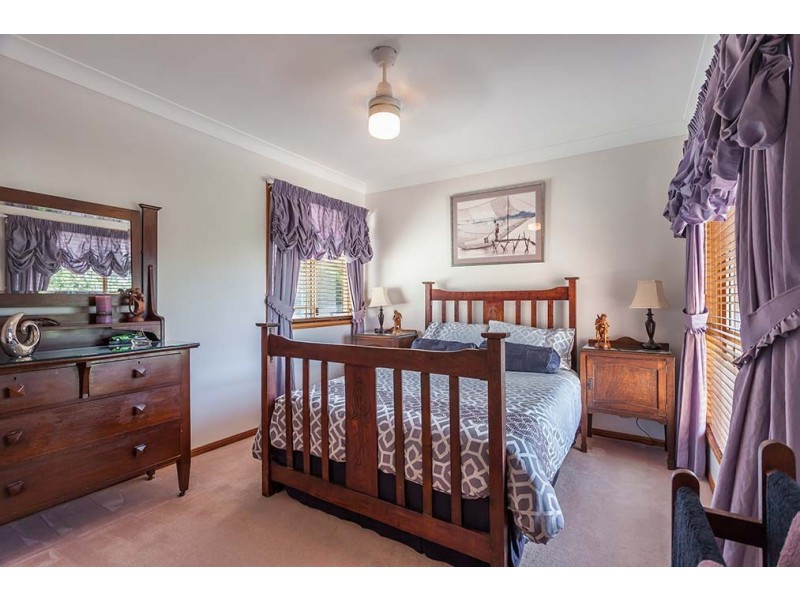 11 Windemere Terrace, Mount Lofty QLD 4350