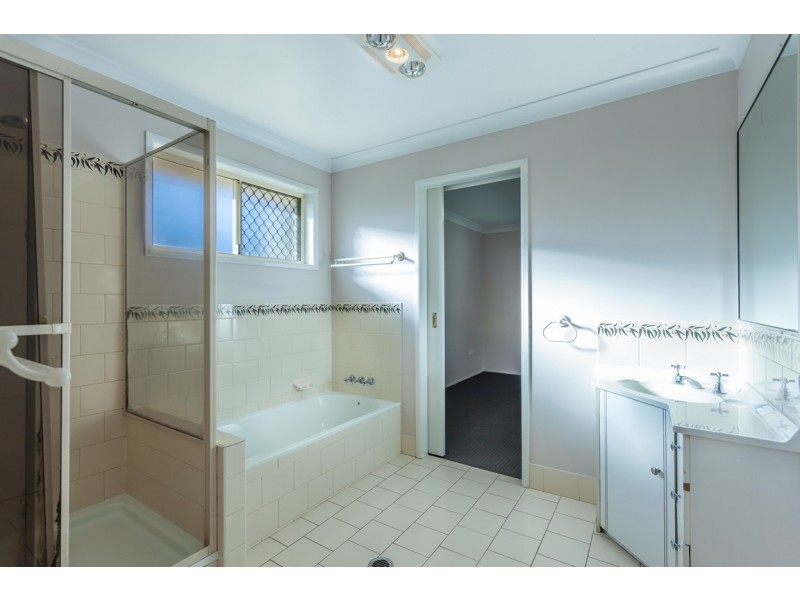 46 Gainsborough Drive, Glenvale QLD 4350