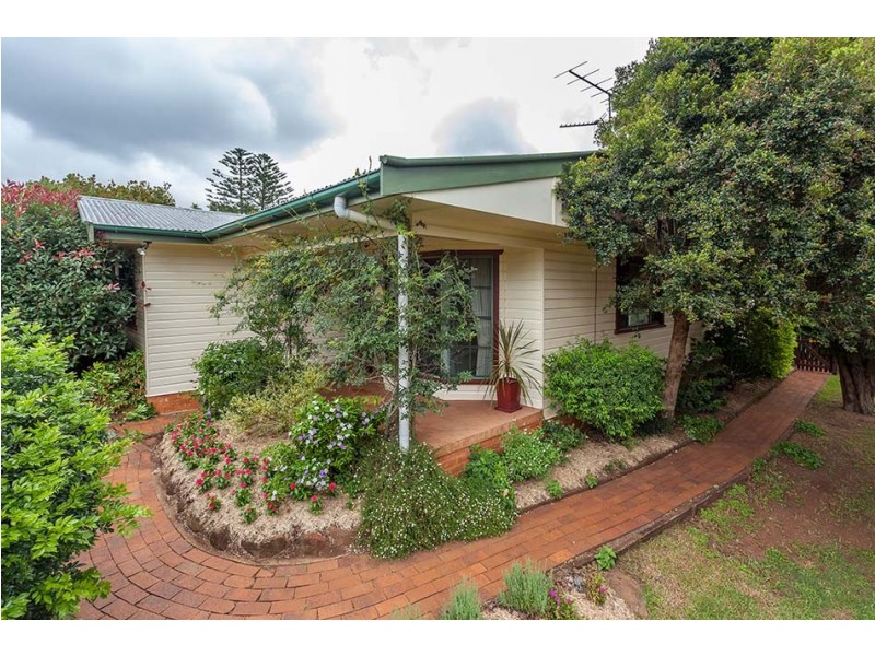 19 Talinga Street, Mount Lofty QLD 4350