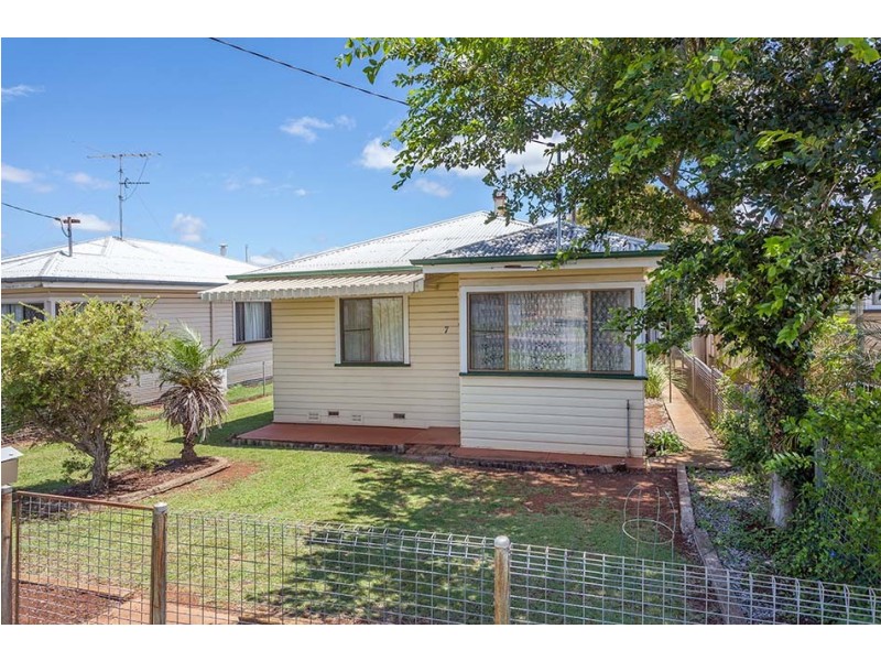 7 Weetwood Street, Newtown QLD 4350