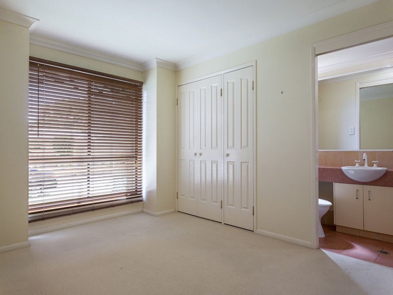 2/218 Campbell Street, Newtown QLD 4350