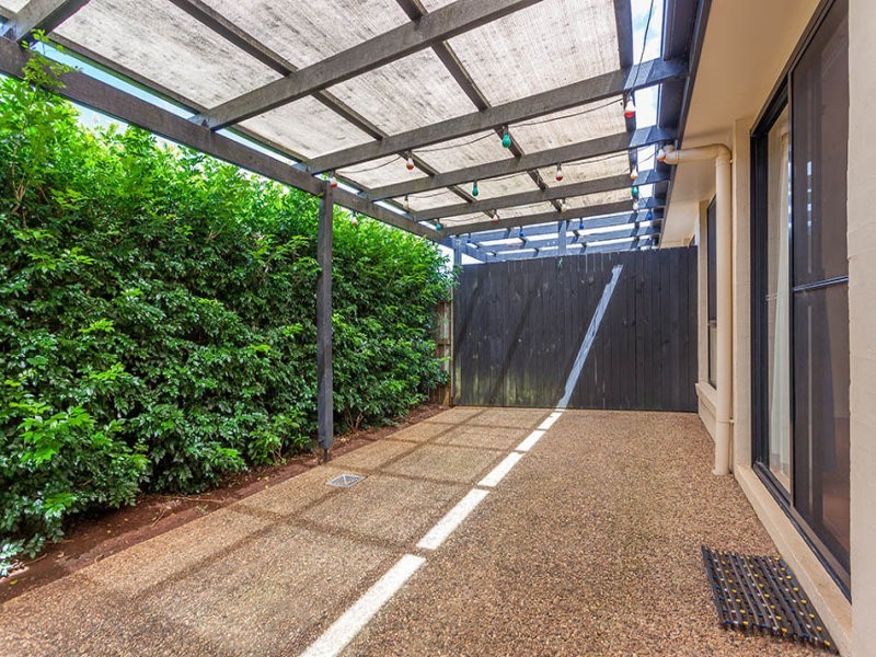 2/218 Campbell Street, Newtown QLD 4350