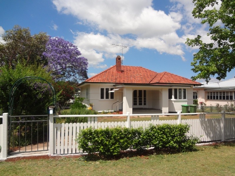 4 Stonehaven Street, Mount Lofty QLD 4350