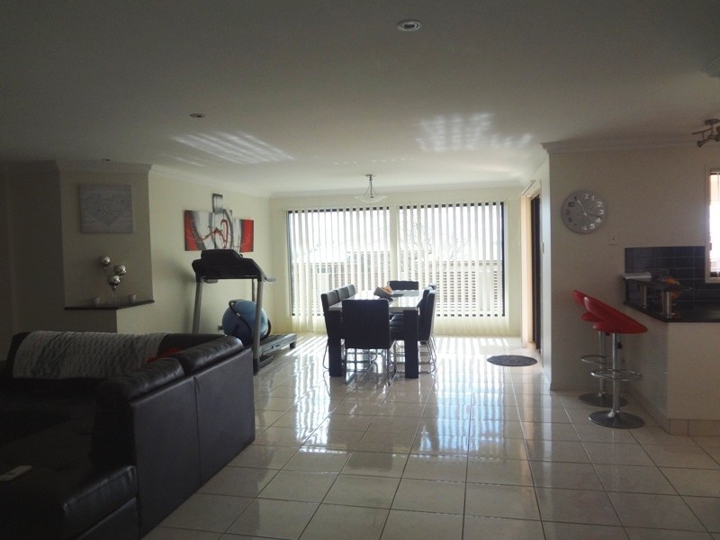 4 Banksdale Drive, Middle Ridge QLD 4350