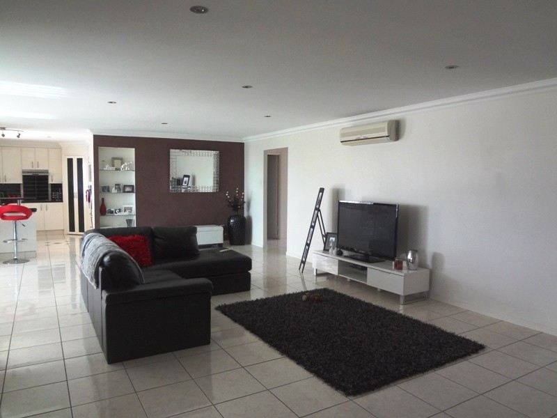 4 Banksdale Drive, Middle Ridge QLD 4350