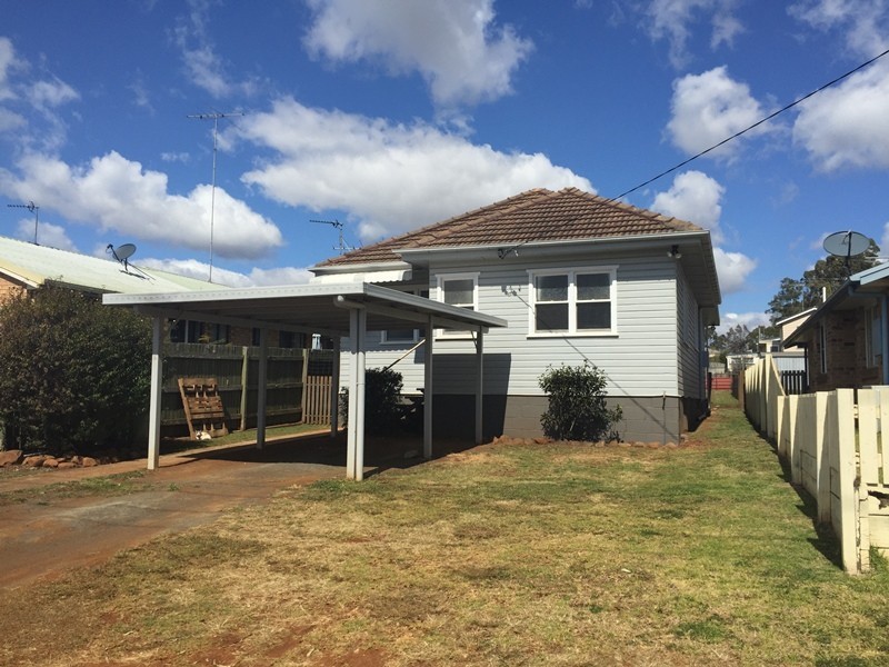 8 Hamilton Street, Newtown QLD 4350