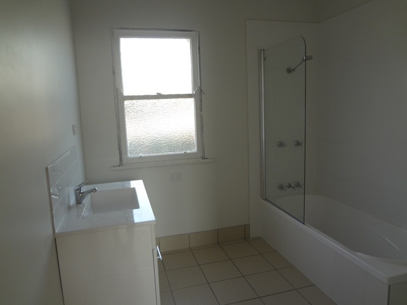 8 Hamilton Street, Newtown QLD 4350