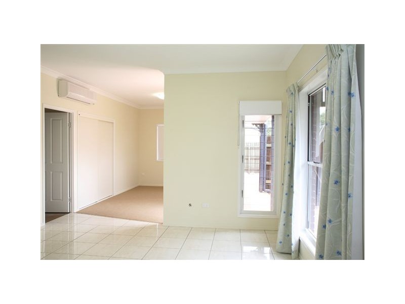 2/9A Albert Street, Newtown QLD 4350