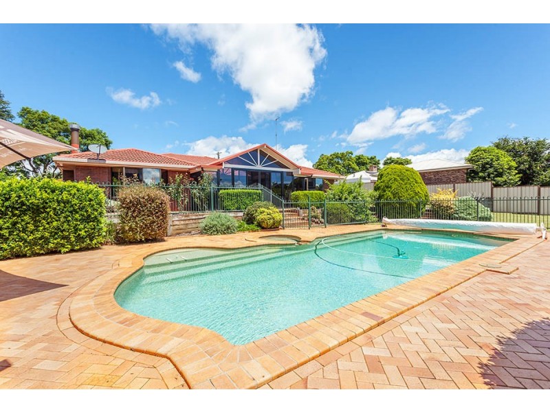 7 Lorna Court, Centenary Heights QLD 4350