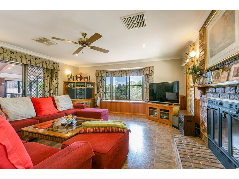 7 Lorna Court, Centenary Heights QLD 4350