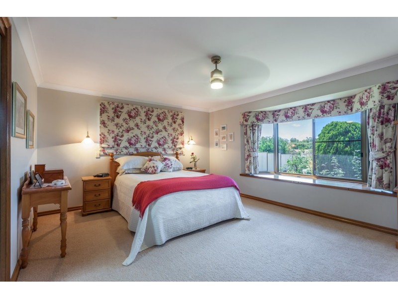 7 Lorna Court, Centenary Heights QLD 4350