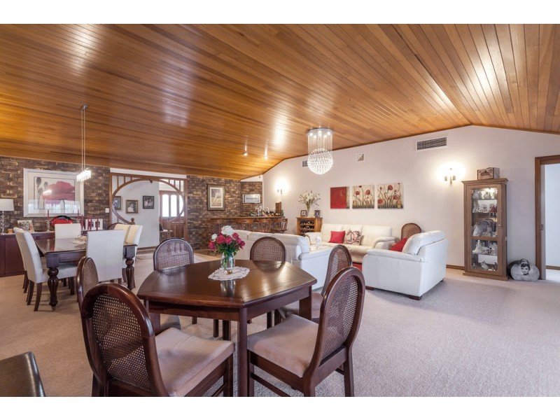 7 Lorna Court, Centenary Heights QLD 4350