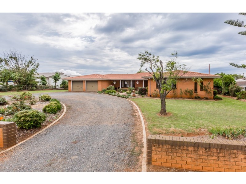 302 Greenwattle Street, Wilsonton Heights QLD 4350