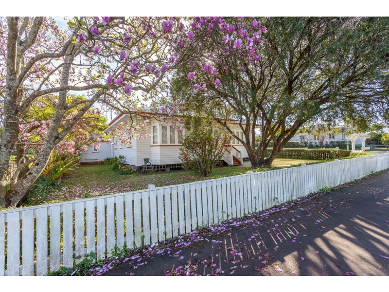 27 Bridge Street, Mount Lofty QLD 4350