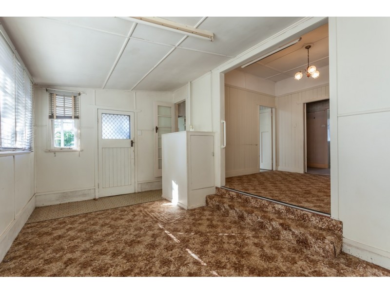 27 Bridge Street, Mount Lofty QLD 4350