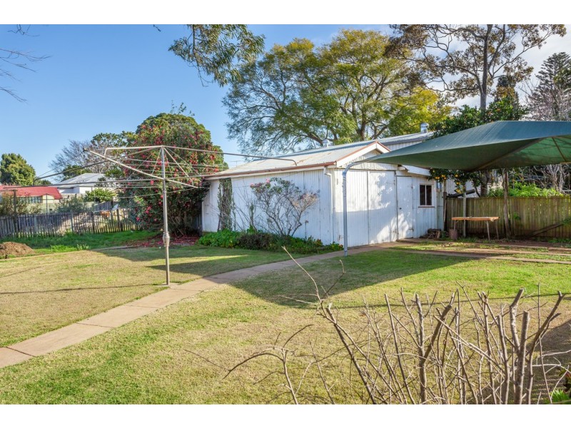 27 Bridge Street, Mount Lofty QLD 4350