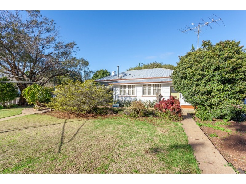 27 Bridge Street, Mount Lofty QLD 4350