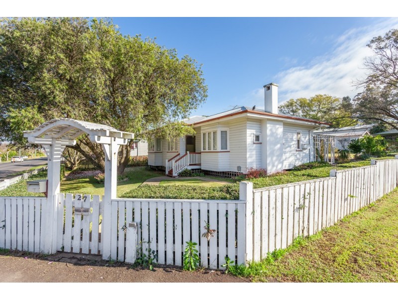 27 Bridge Street, Mount Lofty QLD 4350