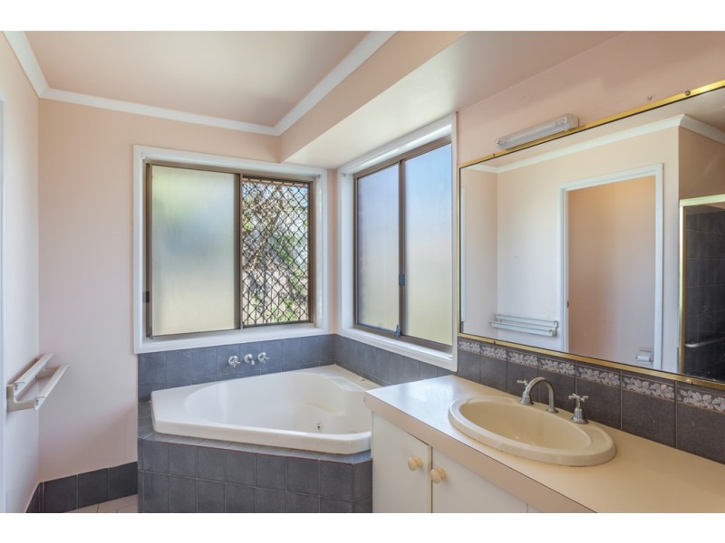 19 Lorraine Crescent, Centenary Heights QLD 4350