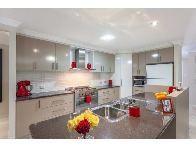 8 Plover Court, Highfields QLD 4352