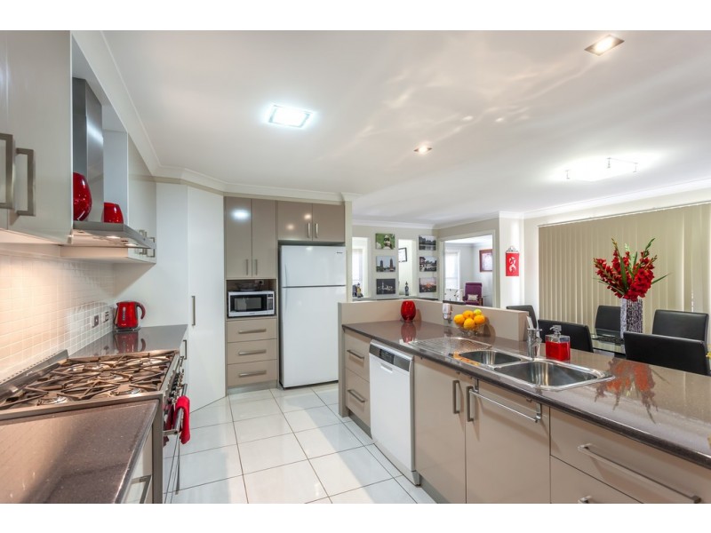 8 Plover Court, Highfields QLD 4352