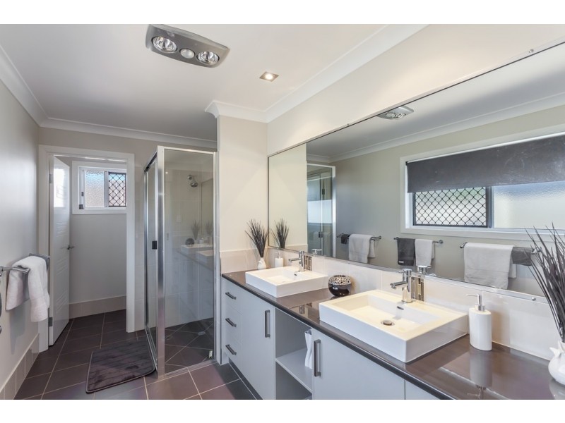 8 Plover Court, Highfields QLD 4352