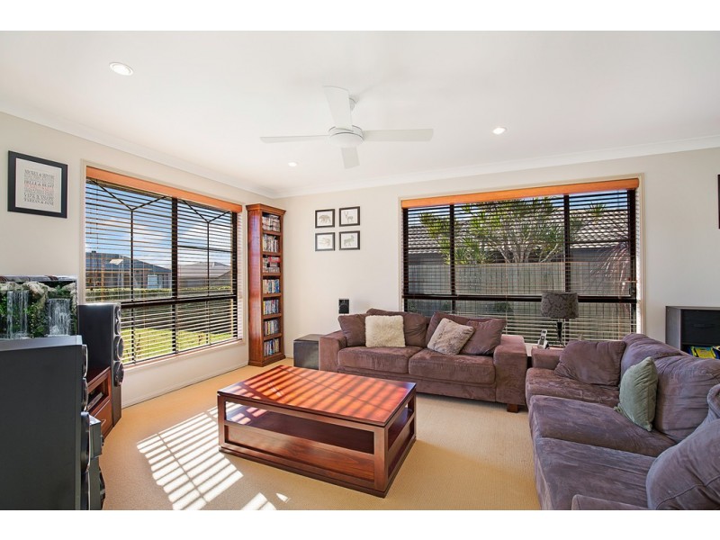 10 Scullin Street, Middle Ridge QLD 4350