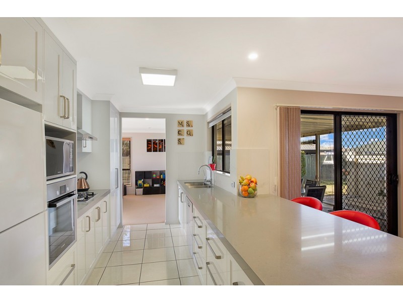 10 Scullin Street, Middle Ridge QLD 4350