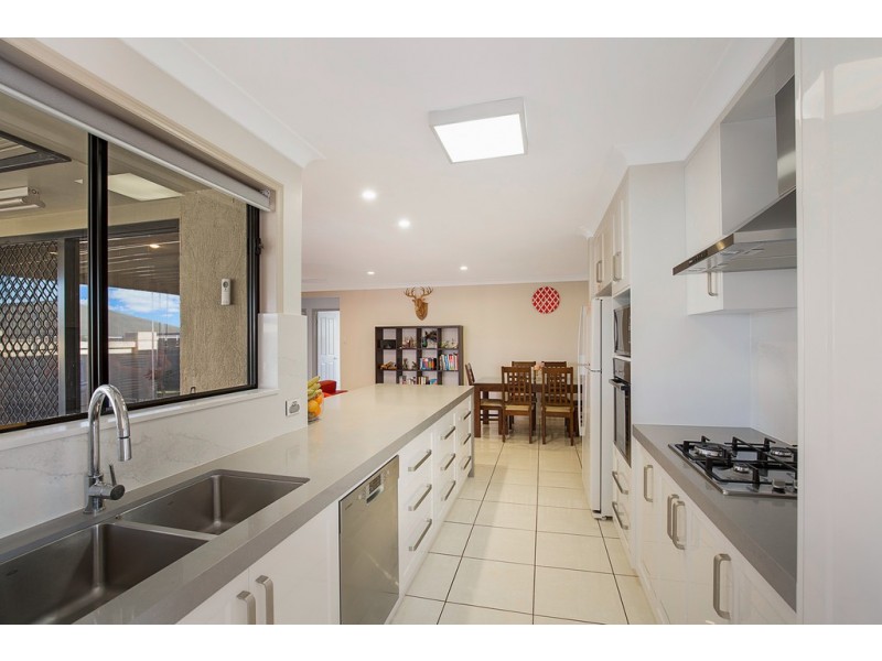 10 Scullin Street, Middle Ridge QLD 4350