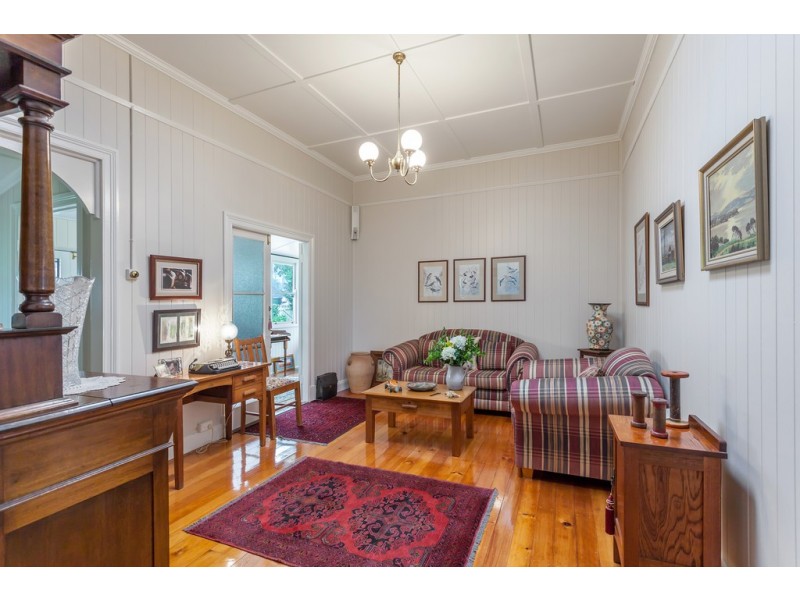 2 Collins Street, Mount Lofty QLD 4350