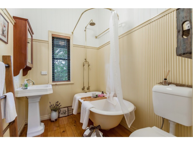 2 Collins Street, Mount Lofty QLD 4350