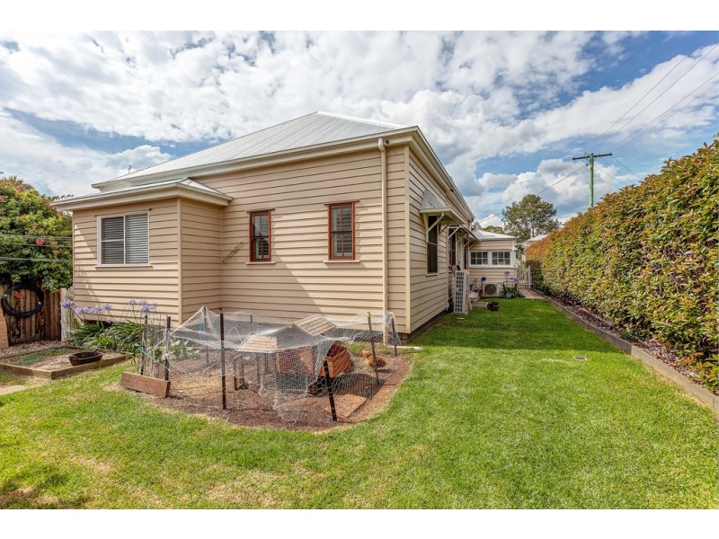 30 Dunmore Street, East Toowoomba QLD 4350