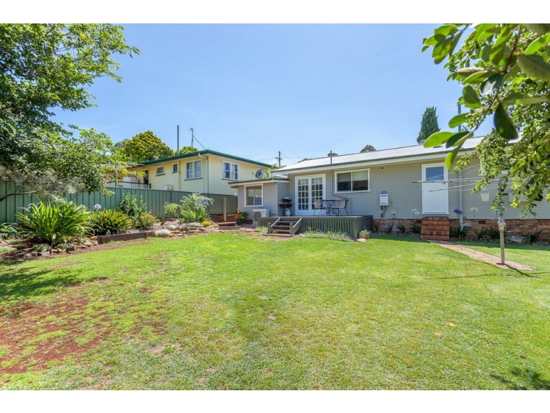 19 Sourris Street, Mount Lofty QLD 4350