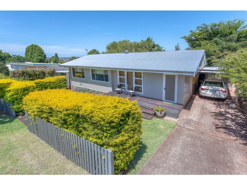 19 Sourris Street, Mount Lofty QLD 4350