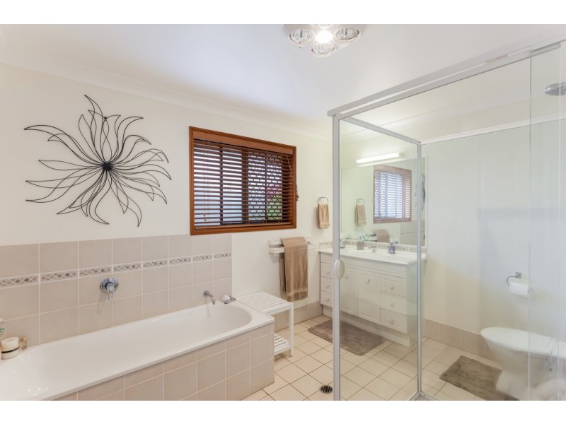 21 Hinchliffe Drive (Corner Alroe Ct), Kearneys Spring QLD 4350