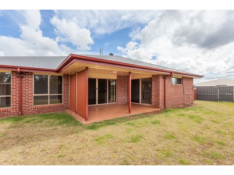 1 Grandslam Street, Glenvale QLD 4350
