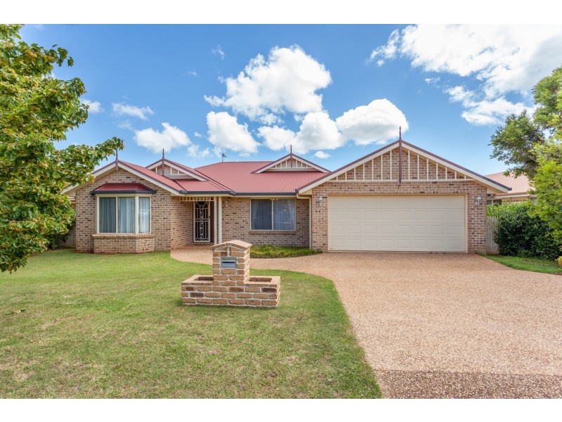 11 Chelwyn Street, Middle Ridge QLD 4350