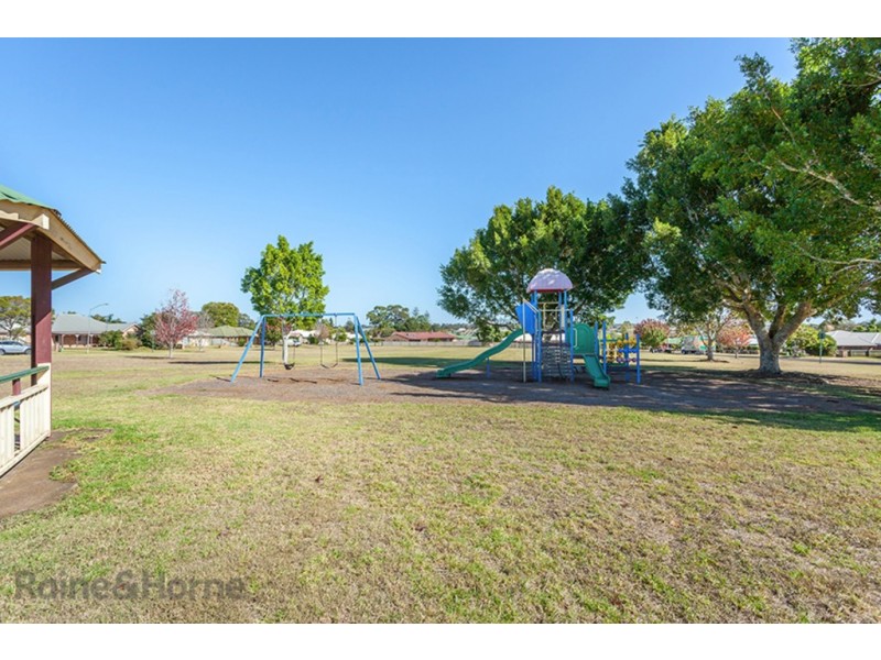 1 Glover Close, Kearneys Spring QLD 4350