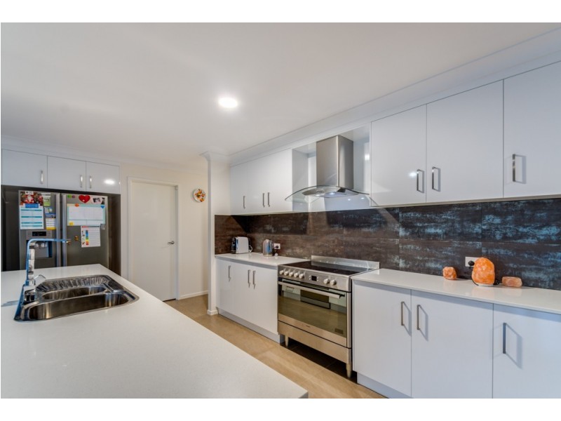 4 Maculan Crescent, Westbrook QLD 4350