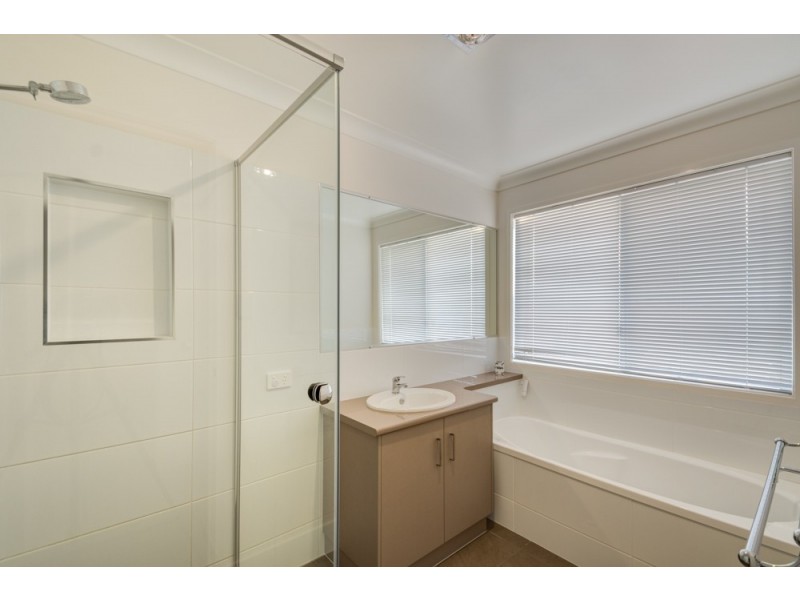 4 Maculan Crescent, Westbrook QLD 4350