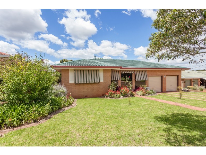 14 Mott Crescent, Rockville QLD 4350
