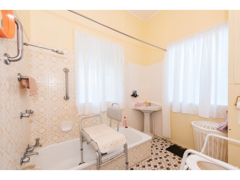 40 Gordon Avenue, Newtown QLD 4350