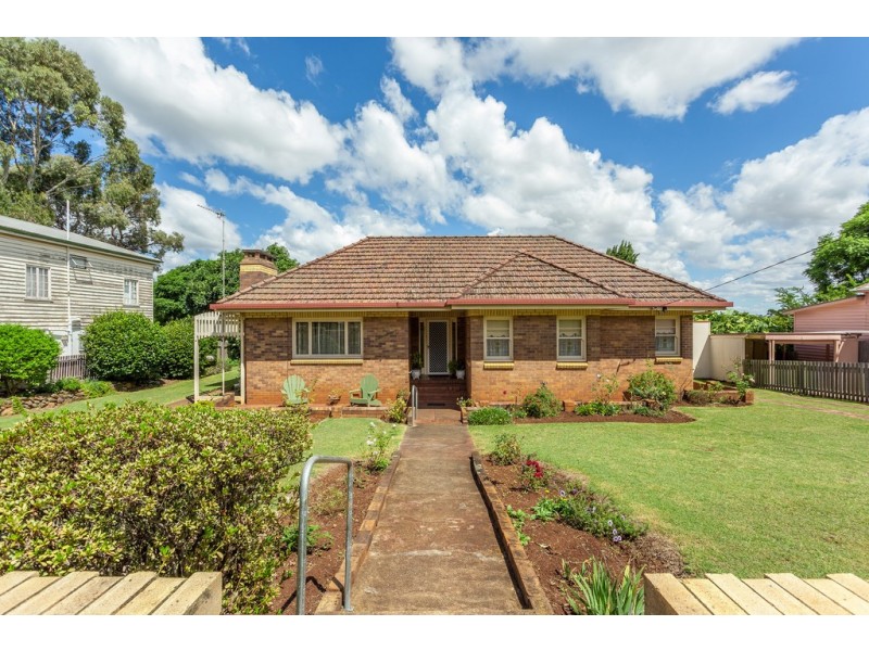 62 Geoffrey Street, Mount Lofty QLD 4350