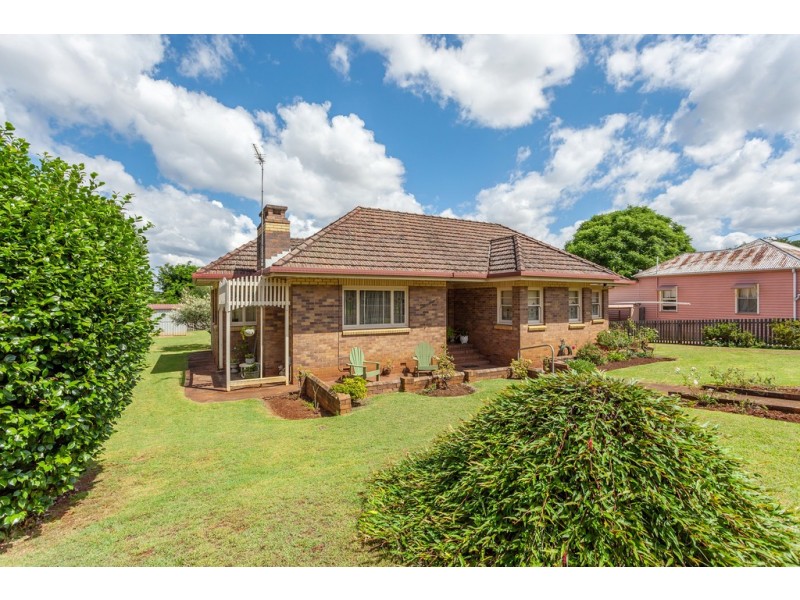 62 Geoffrey Street, Mount Lofty QLD 4350