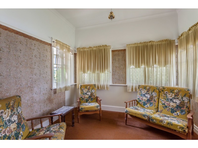62 Geoffrey Street, Mount Lofty QLD 4350